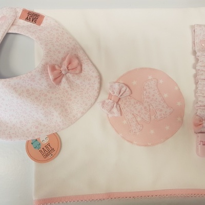 Conjunto de roupa e acessórios para bebé cor-de-rosa e branco com padrões florais e iniciais.