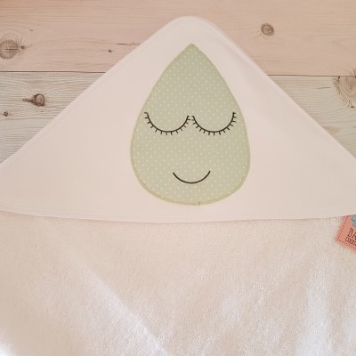 Toalha de banho de bebé branca com capuz rosa com gota verde bordada e etiqueta rosa