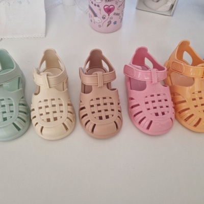 Seis sandálias de bebé coloridas em linha