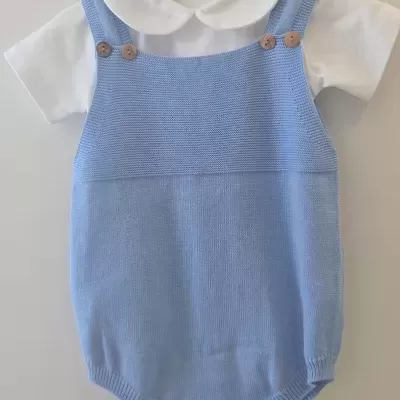 Body branco com gola e conjunto de malha azul claro para bebé numa cabideira com etiqueta BABY COQUETTE.