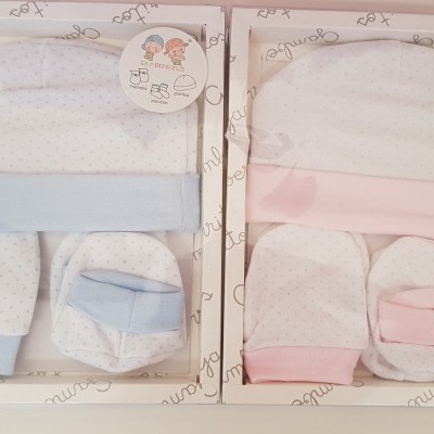 Conjuntos de acessórios para bebé em caixa branca, com gorro, luvas e botins, detalhes azul claro e rosa claro.
