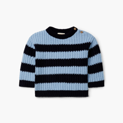 Camisola de malha riscada azul clara e azul-marinho para criança com dois botões de madeira na gola