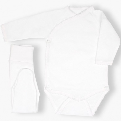 Conjunto de roupa branca para bebé com body de manga comprida e peça complementar.