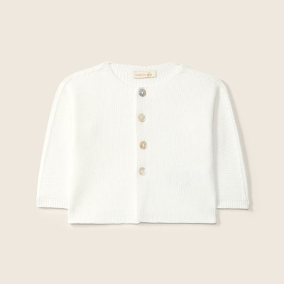 Camisola branca de malha com botões frontais em tons neutros