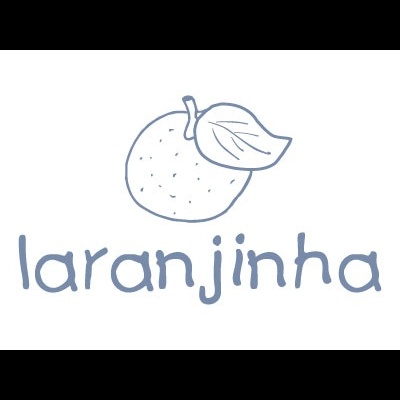 Logótipo com desenho de uma laranja e o texto 'laranjinha' em azul claro