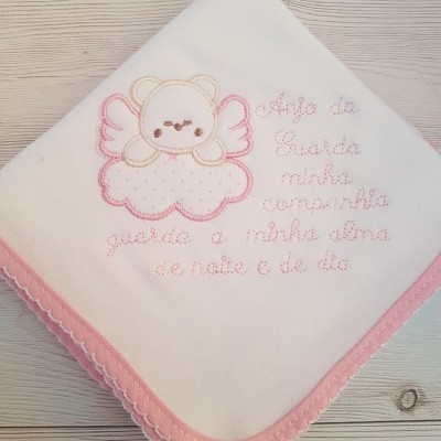 Fralda branca bordada com urso e texto cor-de-rosa com borda rosa