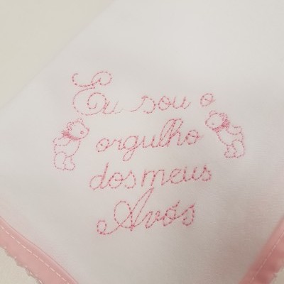 Pano branco com bordado rosa 