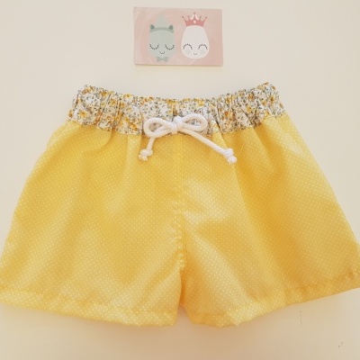 Calções amarelos com pontos brancos e cós floral com cordão branco