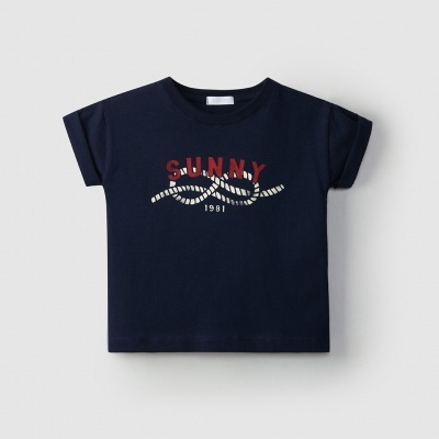 T-shirt infantil azul escura com estampa SUNNY e corda
