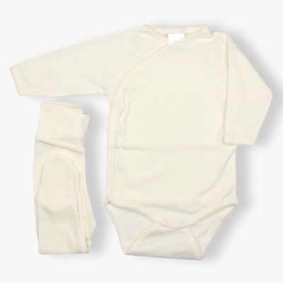 Conjunto de bebé creme com body de manga longa e calças.
