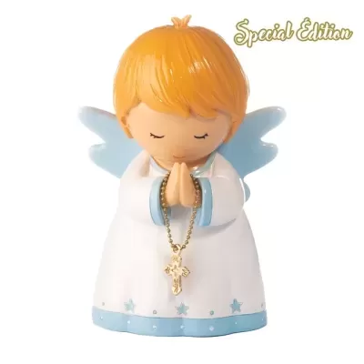 Pequena figura de anjo decorativa com vestido branco e asas azuis