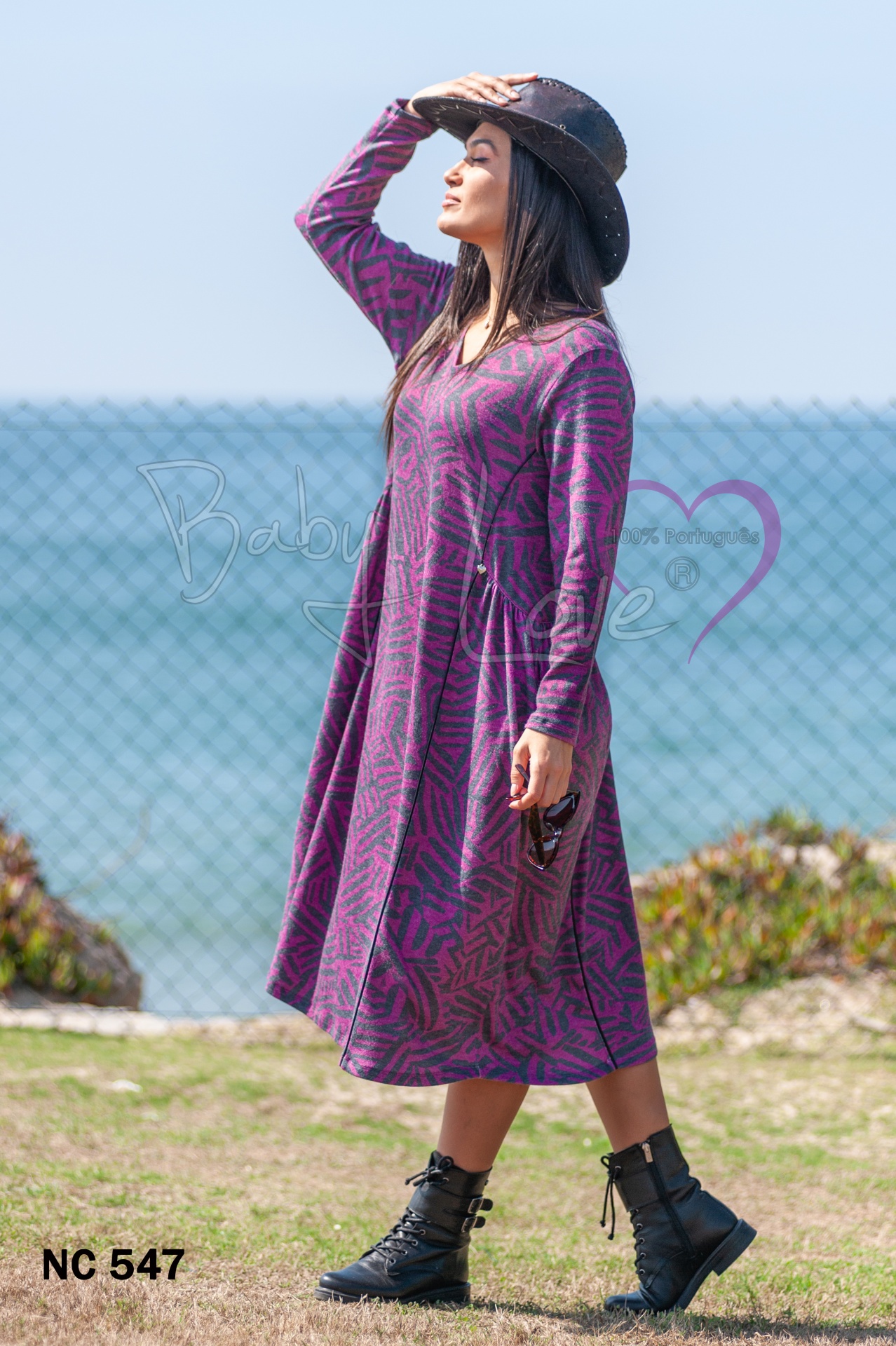 VESTIDO Vestido roxo estampado de manga comprida com botas e chapéu preto