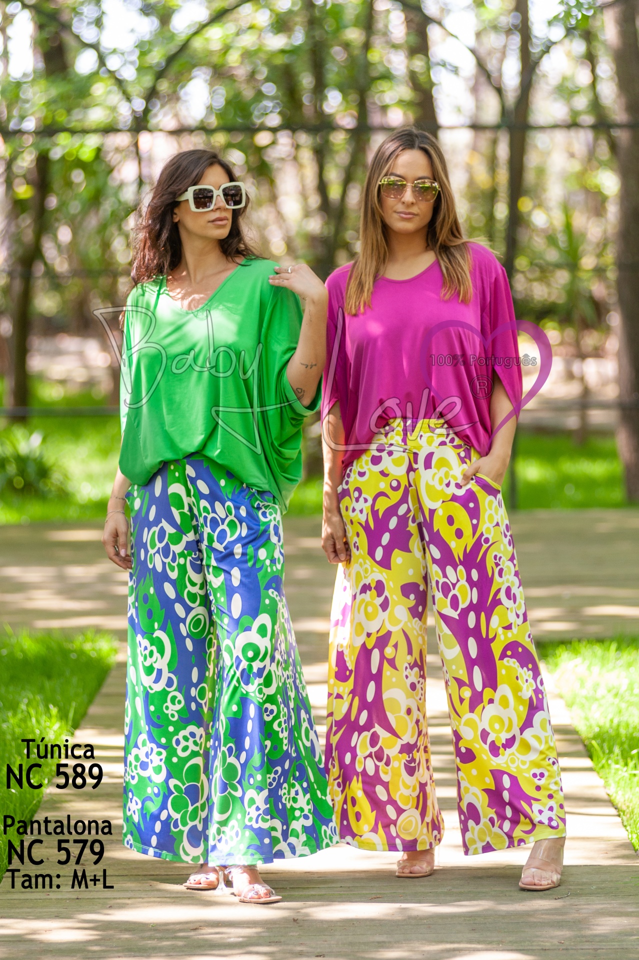 PANTALONA Duas mulheres com túnicas e pantalonas florais coloridas num parque