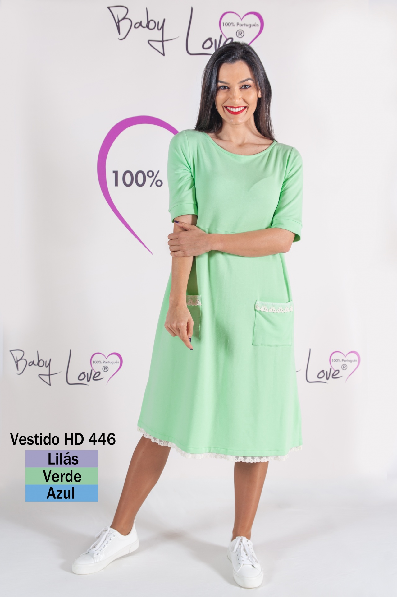 VESTIDO MIDI COMFY Mulher veste vestido verde claro com bolsos e renda, em estúdio branco com texto promocional ao fundo