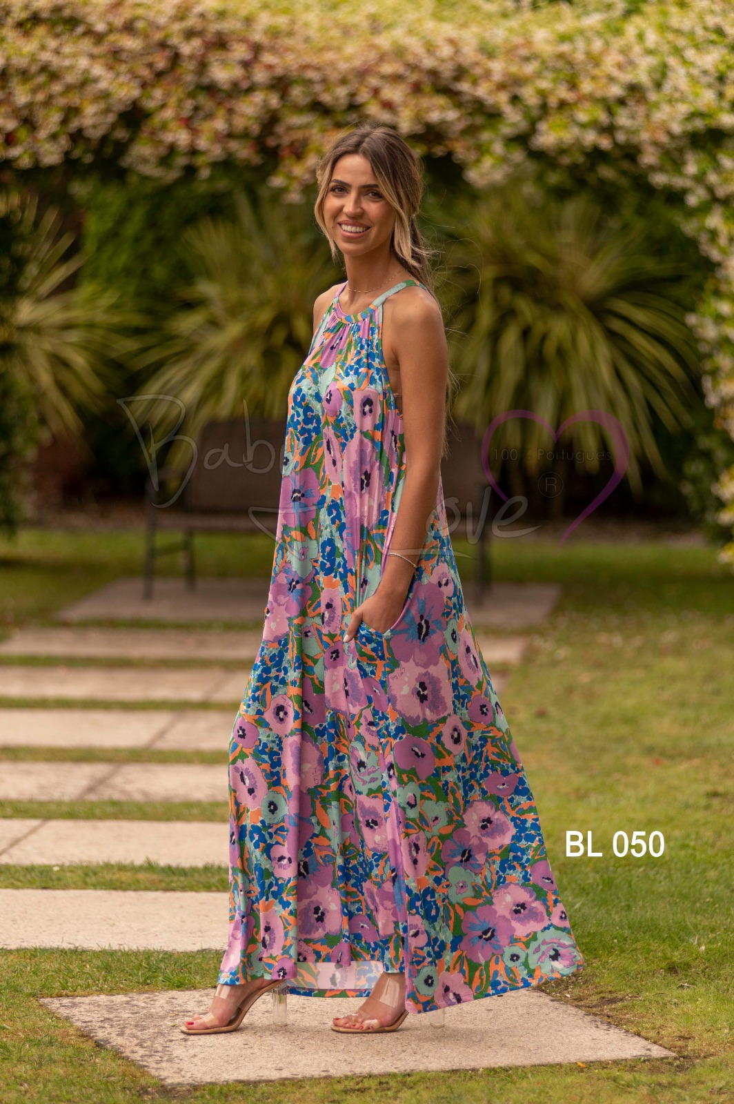 VESTIDO COMPRIDO PADRÃO FLORAL Vestido comprido feminino floral com alças finas em ambiente de jardim