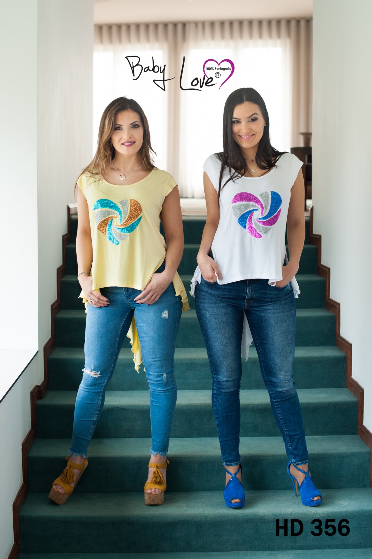 TÚNICA C/ LANTEJOULAS Modelos usam t-shirts Baby Love com padrão de redemoinho colorido e calças de ganga