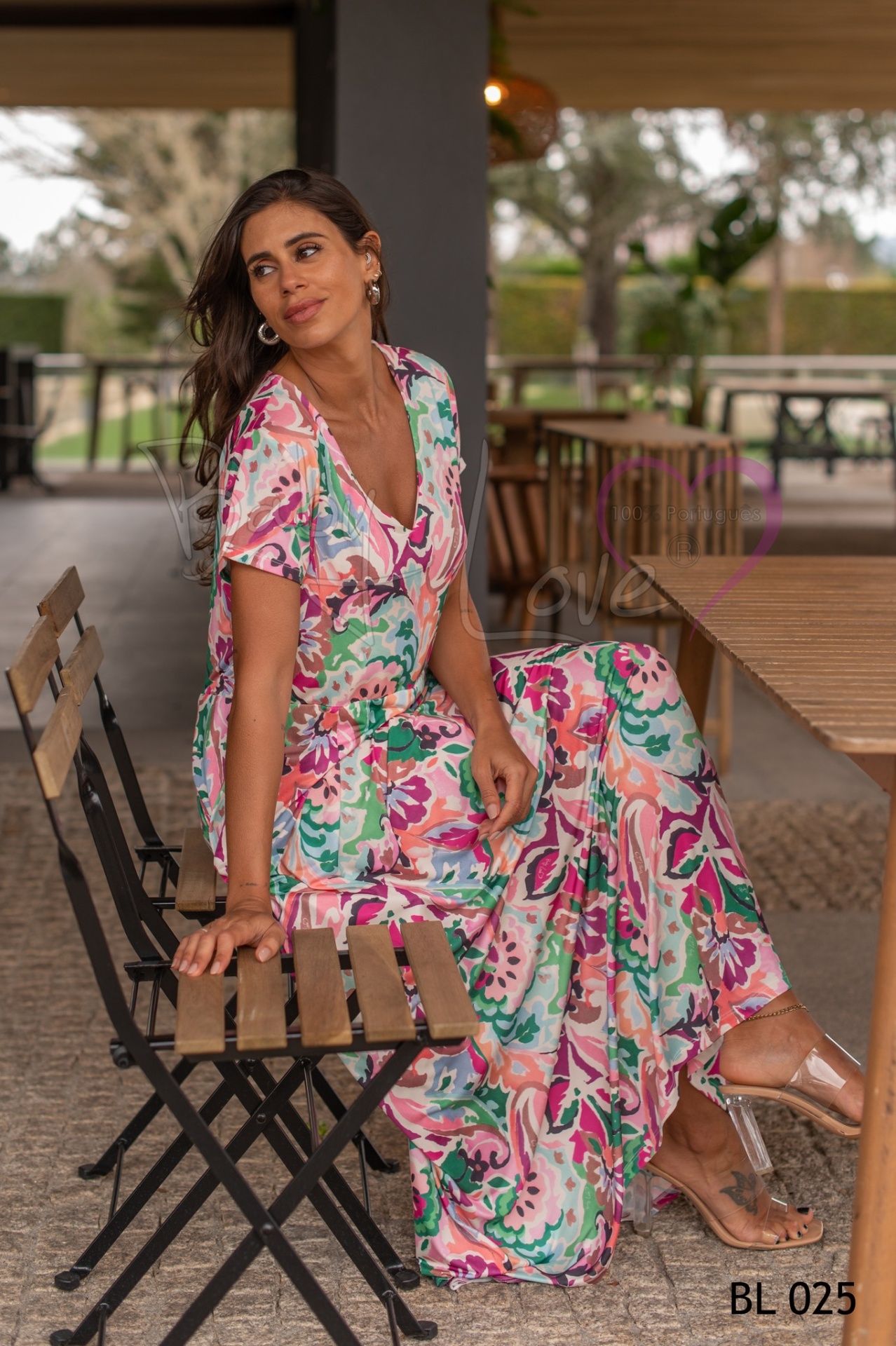 VESTIDO C/ PREGAS Vestido comprido colorido com padrão floral em tons de rosa, verde, lilás, azul e branco com decote e mangas curtas