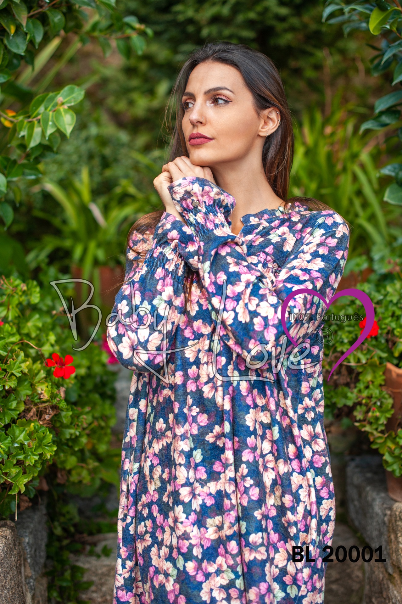 VESTIDO CURTO Vestido comprido de mangas compridas com padrão floral azul, rosa e branco, mulher com fundo de vegetação