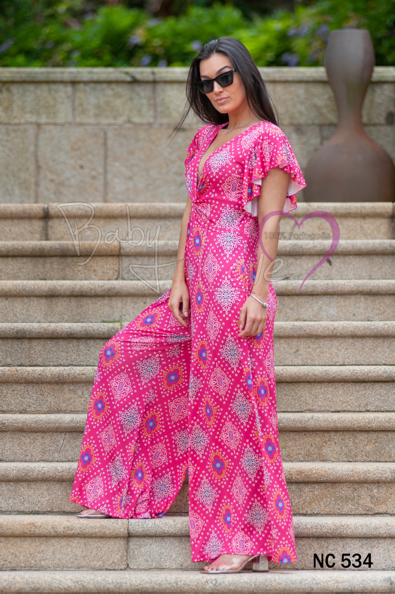 MACACÃO MANDALAS C/NÓ Mulher com macacão rosa estampado em escadaria de pedra