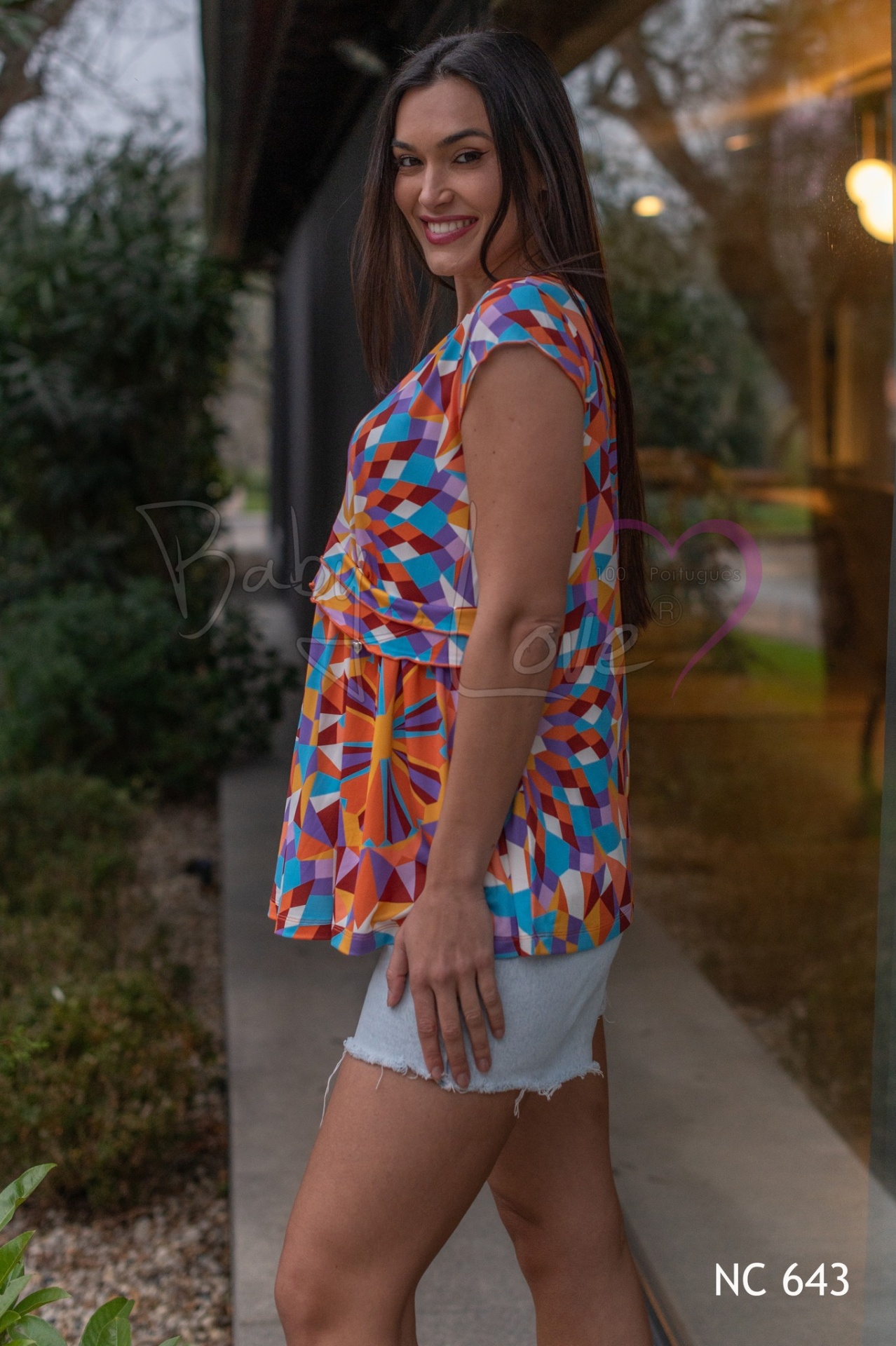 TÚNICA PADRÃO GEOMÉTRICO Blusa feminina colorida geométrica de manga curta com calções brancos ao ar livre