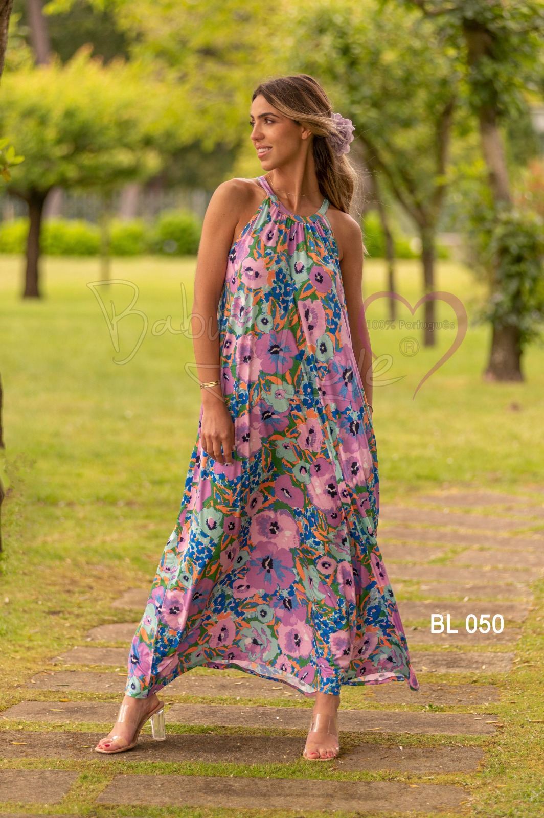 VESTIDO COMPRIDO PADRÃO FLORAL Vestido longo feminino floral colorido com texto BL 050 em ambiente exterior