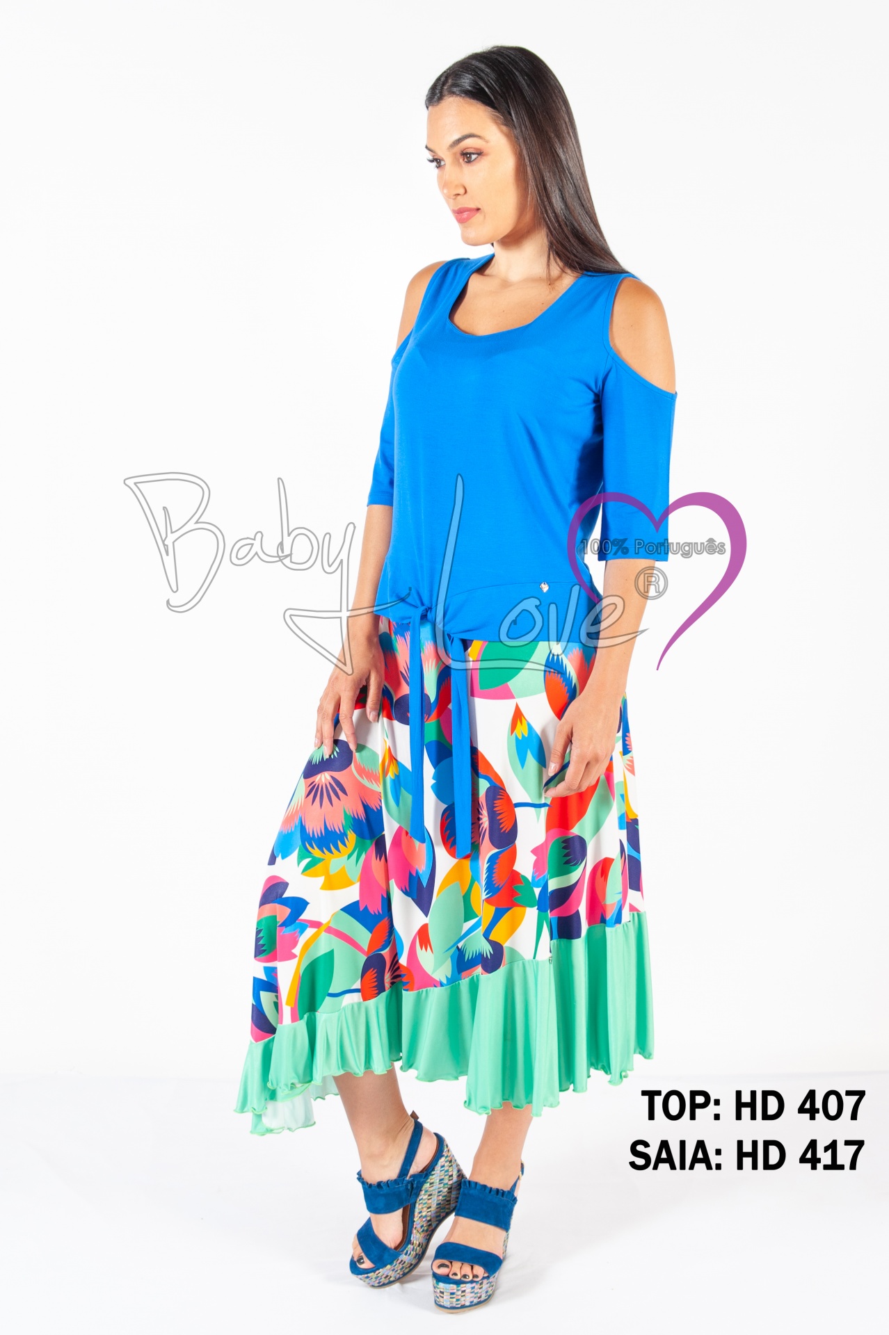 SAIA ASSIMÉTRICA PADRÃO FLORAL Conjunto feminino azul com saia midi floral e sandálias azuis