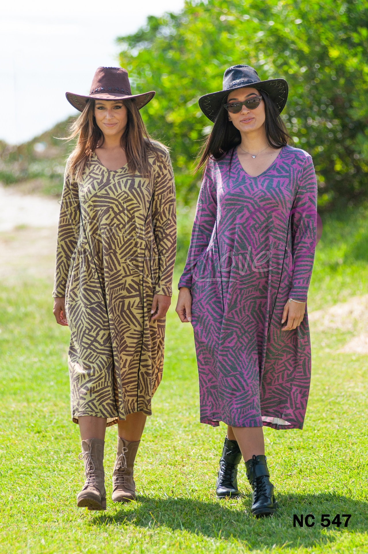 VESTIDO Dois vestidos compridos com padrão de folhas em ambiente exterior