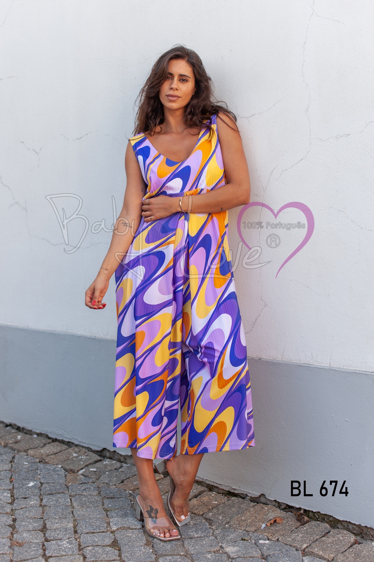 MACACÃO CULOTTE Macacão feminino colorido com padrão abstrato e decote em V junto a parede branca