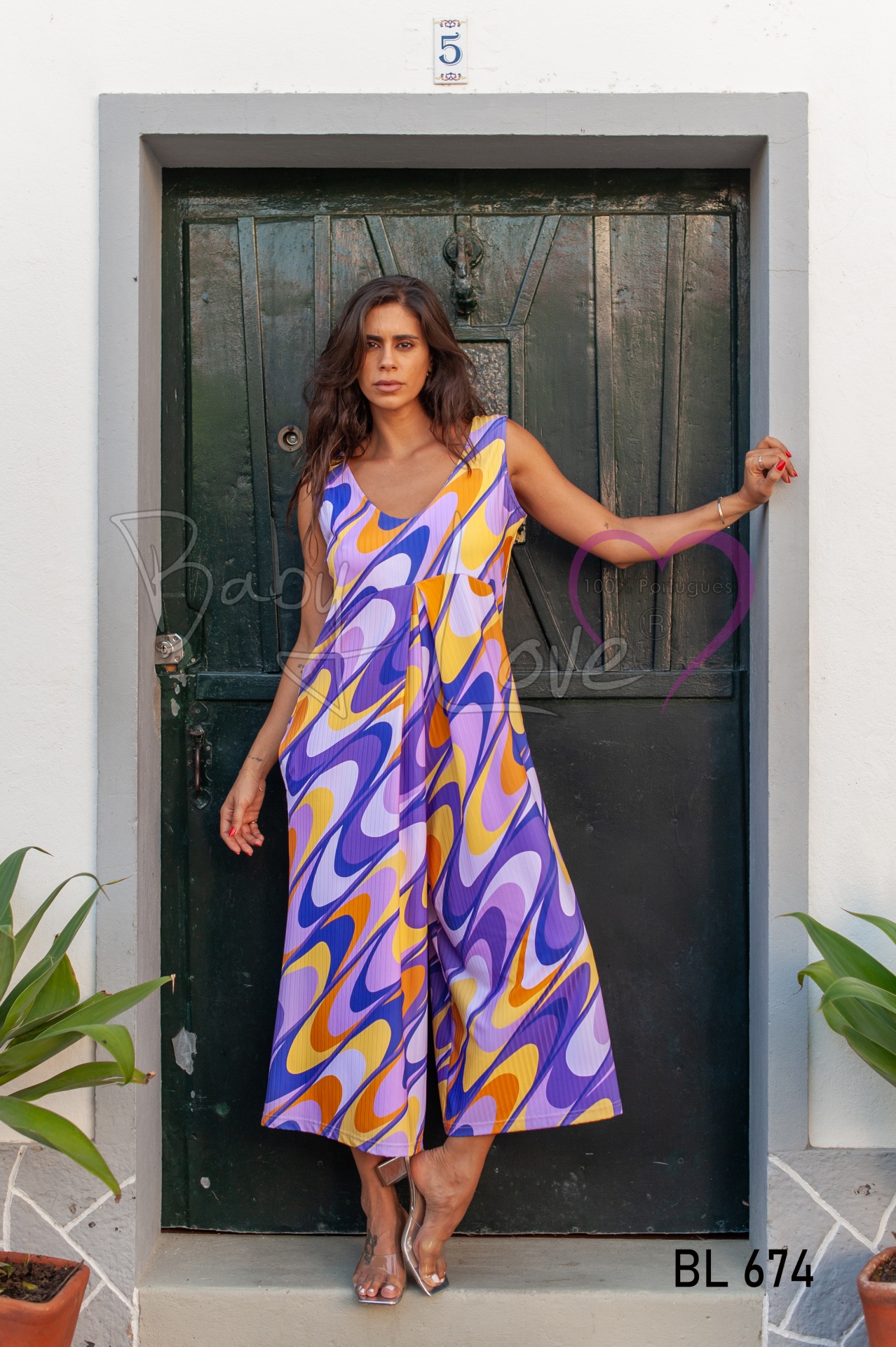 MACACÃO CULOTTE Macacão feminino colorido com padrão ondulado em porta verde escura