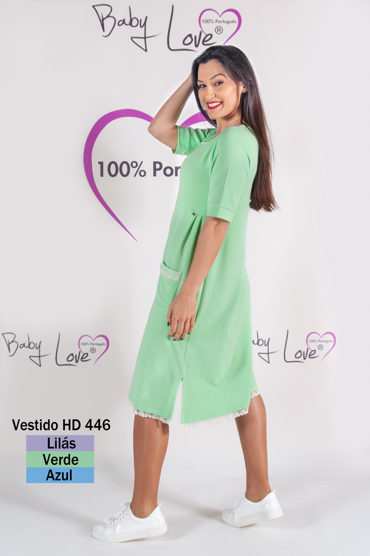 VESTIDO MIDI COMFY Vestido verde com rendas e sapatilhas brancas, modelo sorridente em fundo branco com texto Baby Love