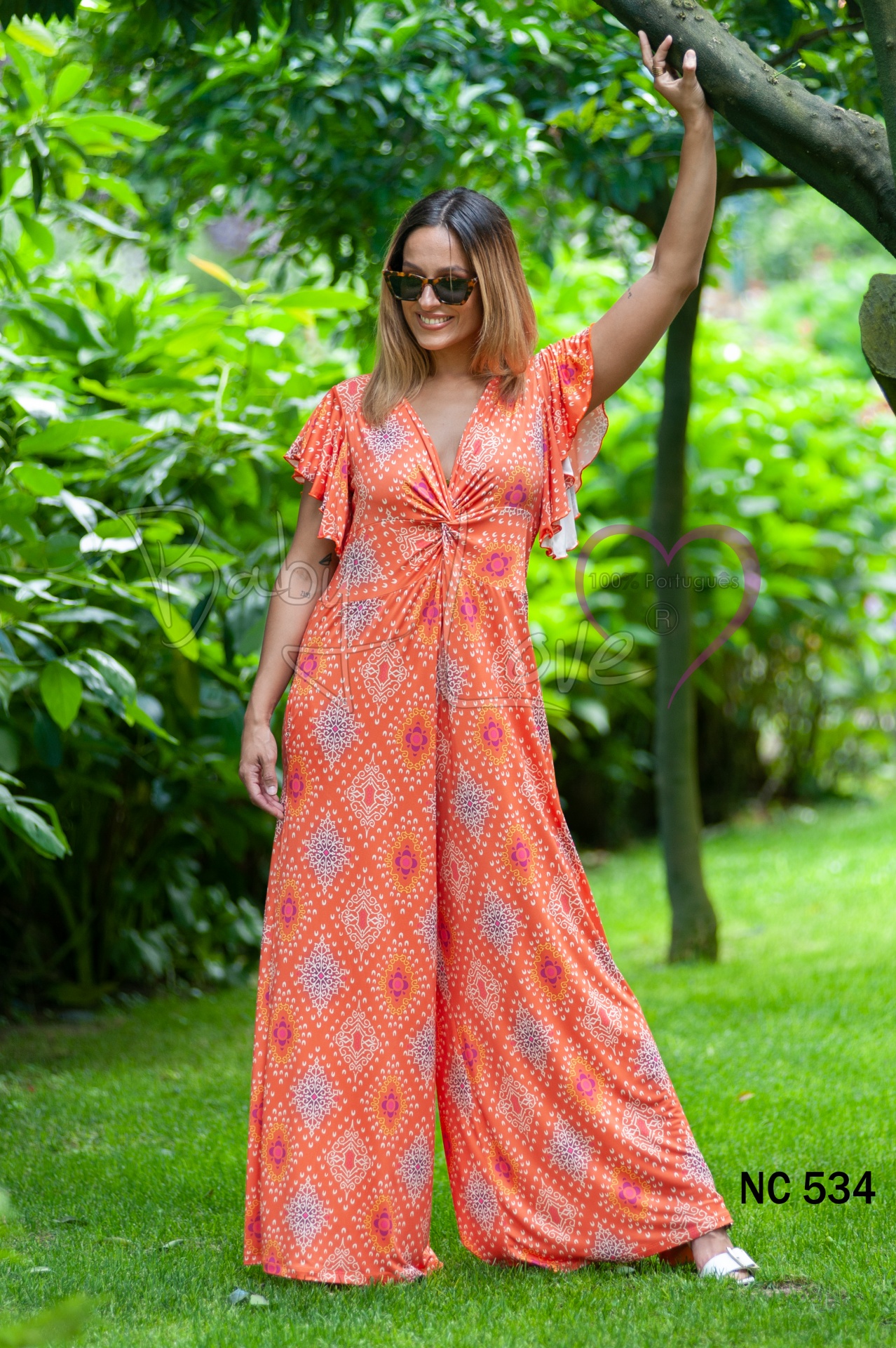 MACACÃO MANDALAS C/NÓ Macacão feminino laranja estampado com manga curta e nó frontal ao ar livre
