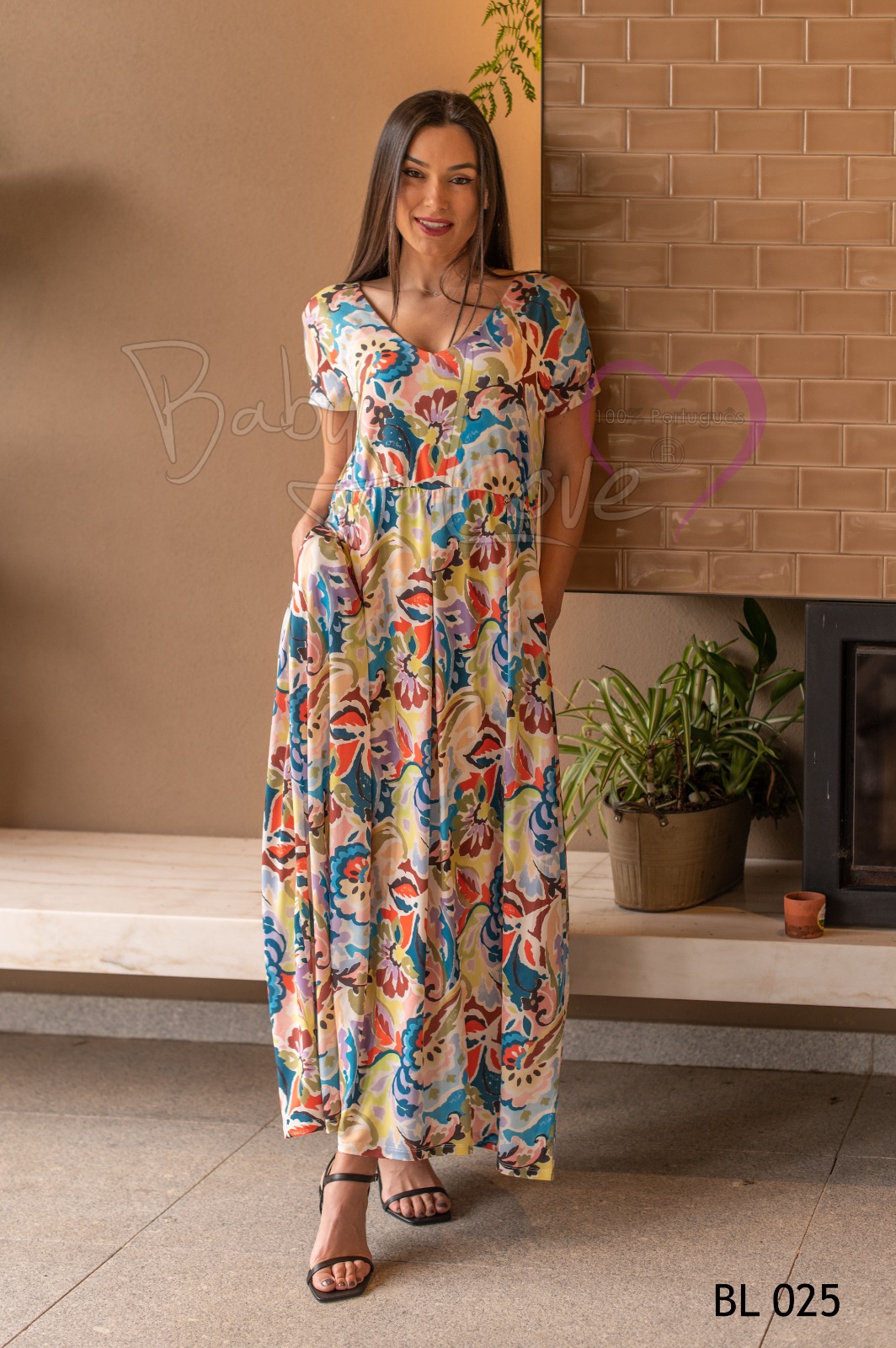 VESTIDO C/ PREGAS Vestido comprido floral colorido com decote em V e bolsos