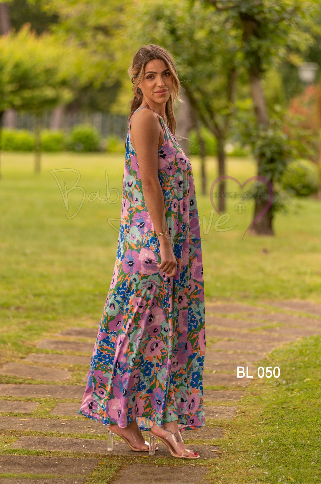 VESTIDO COMPRIDO PADRÃO FLORAL Vestido comprido de alças finas com padrão floral multicolorido