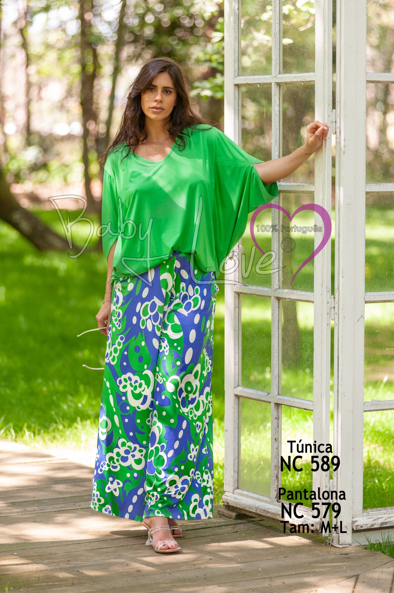 PANTALONA Modelo veste túnica verde e calças largas florais em ambiente exterior com relva e árvores