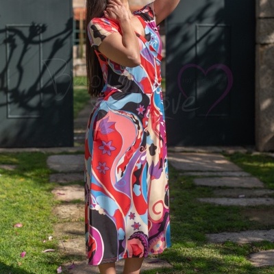 Vestido midi abstrato colorido em ambiente exterior