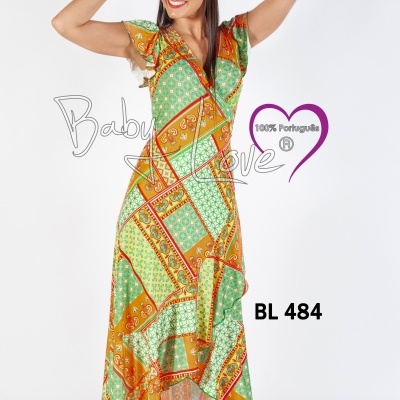 Vestido longo colorido com padrão patchwork e turbante combinando