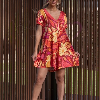 Vestido curto com padrão abstrato vermelho e sapatos rosa