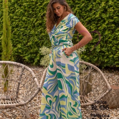 Conjunto feminino túnica e calças com padrão colorido em jardim