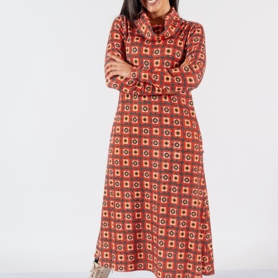 Vestido comprido de manga comprida com padrão geométrico em tons de vermelho, laranja e bege