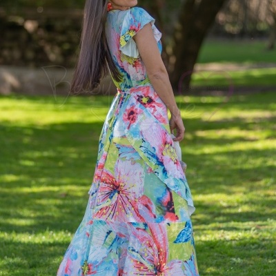 Vestido comprido floral colorido com cinto fino e mangas curtas com folho