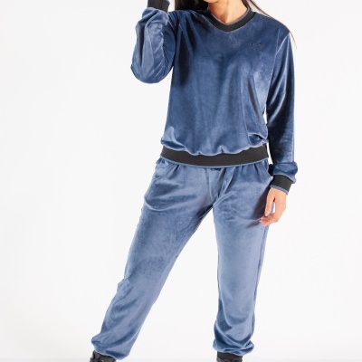 Conjunto de roupa de veludo azul escuro com botas pretas