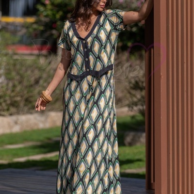 Vestido longo com padrão geométrico tons verde, amarelo, branco e detalhe preto