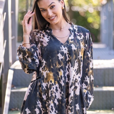 Vestido feminino animal print castanho, creme e preto com bolsos e gola V