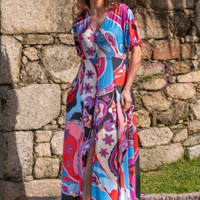 Vestido comprido feminino colorido com padrões abstratos e botões frontais