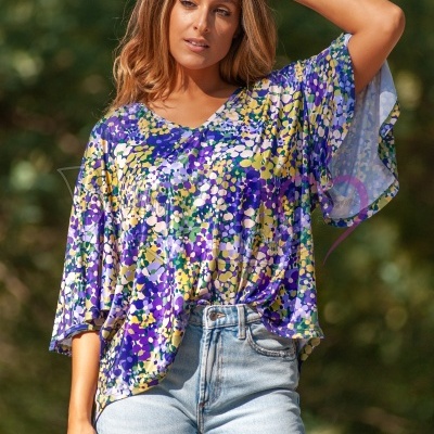 blusa floral colorida de manga larga com jeans