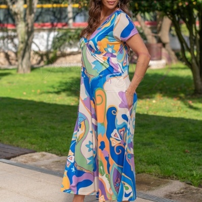 Vestido comprido estampado colorido com bolsos e sapatos transparentes de salto