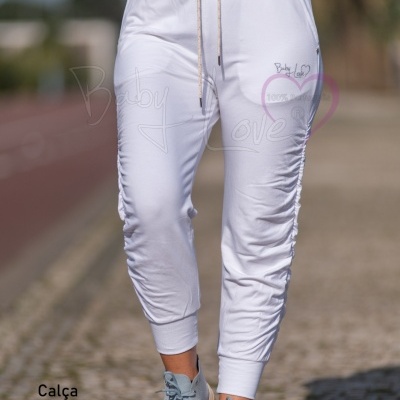 Calça desportiva branca com cordão e detalhes franzidos