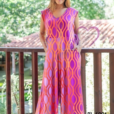 Macacão feminino rosa e laranja com padrão geométrico em varanda