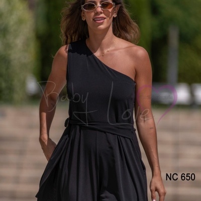 Mulher com macacão preto de um ombro só ao ar livre