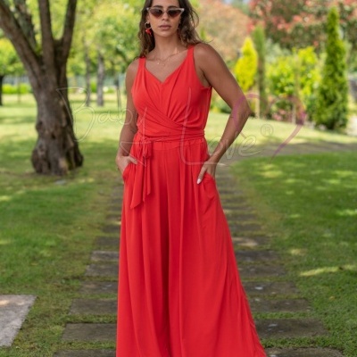 Macacão feminino laranja fluido com faixa na cintura, usado em ambiente exterior